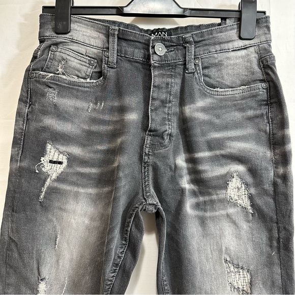 BOOHOO MAN SKINNY STRETCH RIP & REPAIR SELF FABRIC DENIM JEANS IN GREY 32 x 32” - Picture 2 of 14